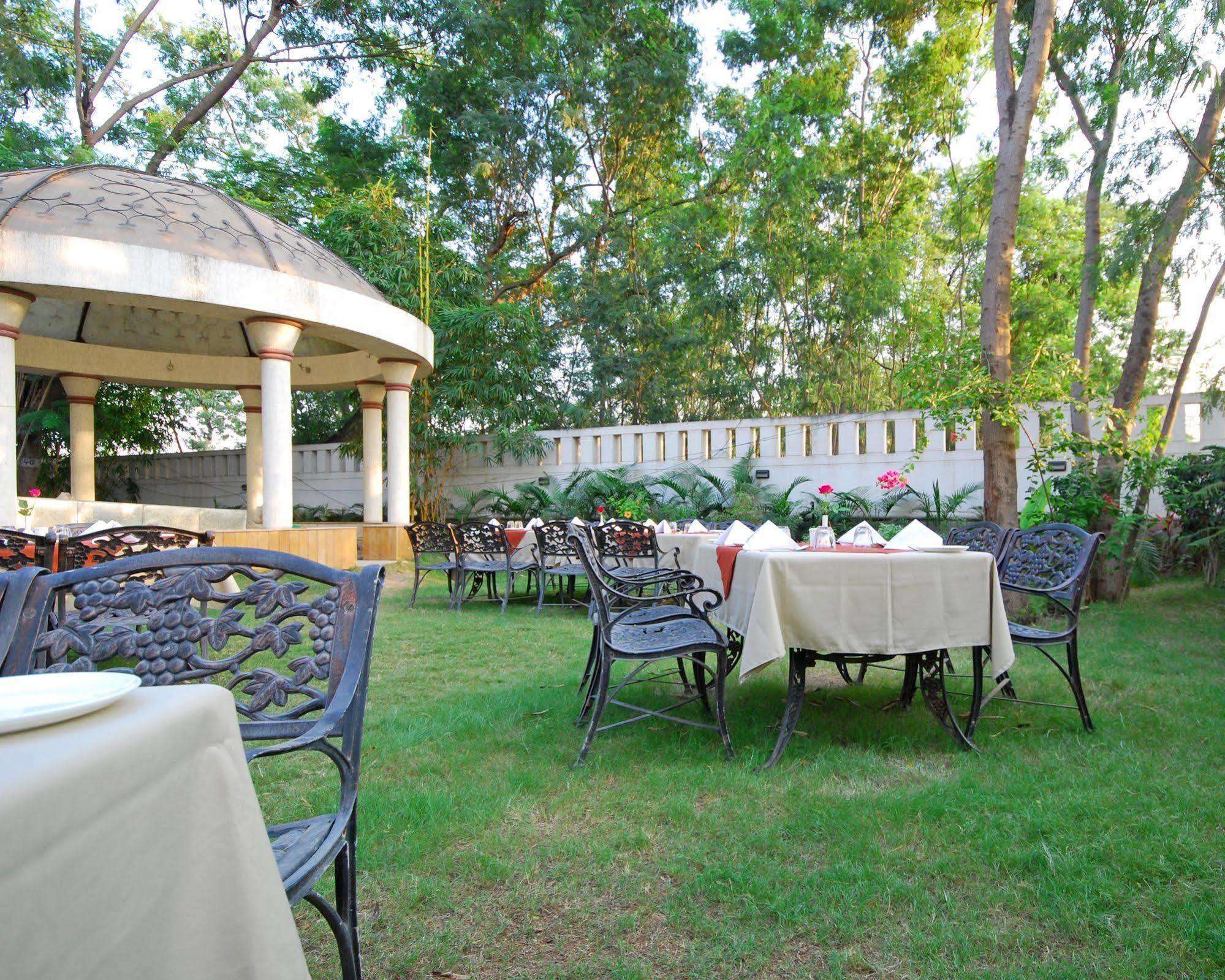 Hotel Phoenix Koregaon Park Пуна Экстерьер фото