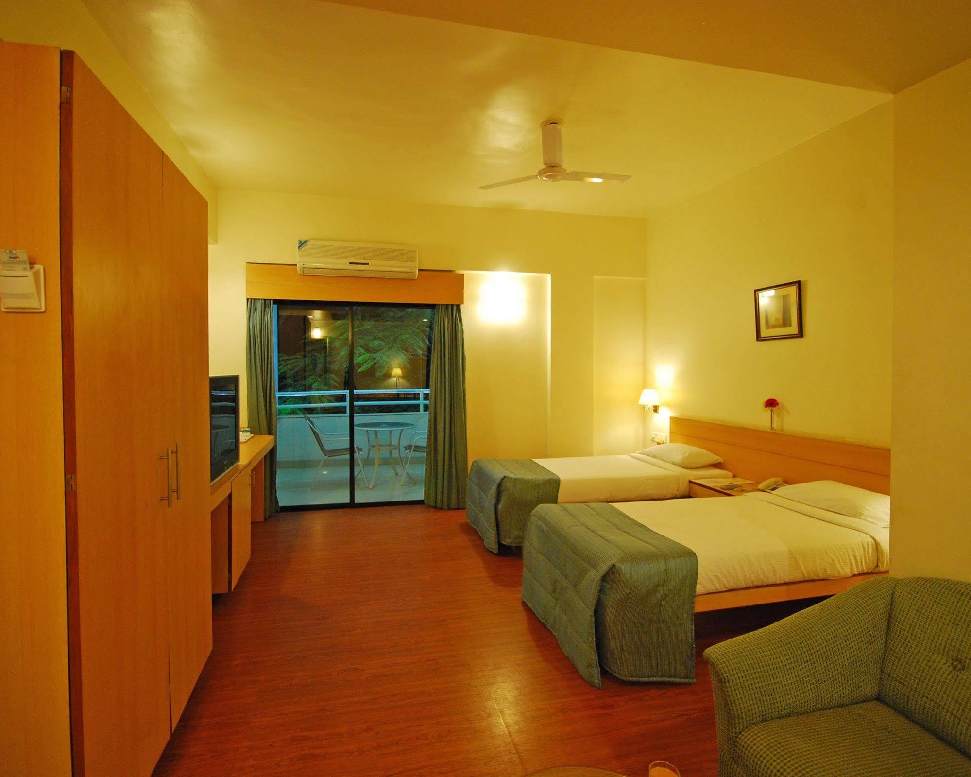 Hotel Phoenix Koregaon Park Пуна Экстерьер фото