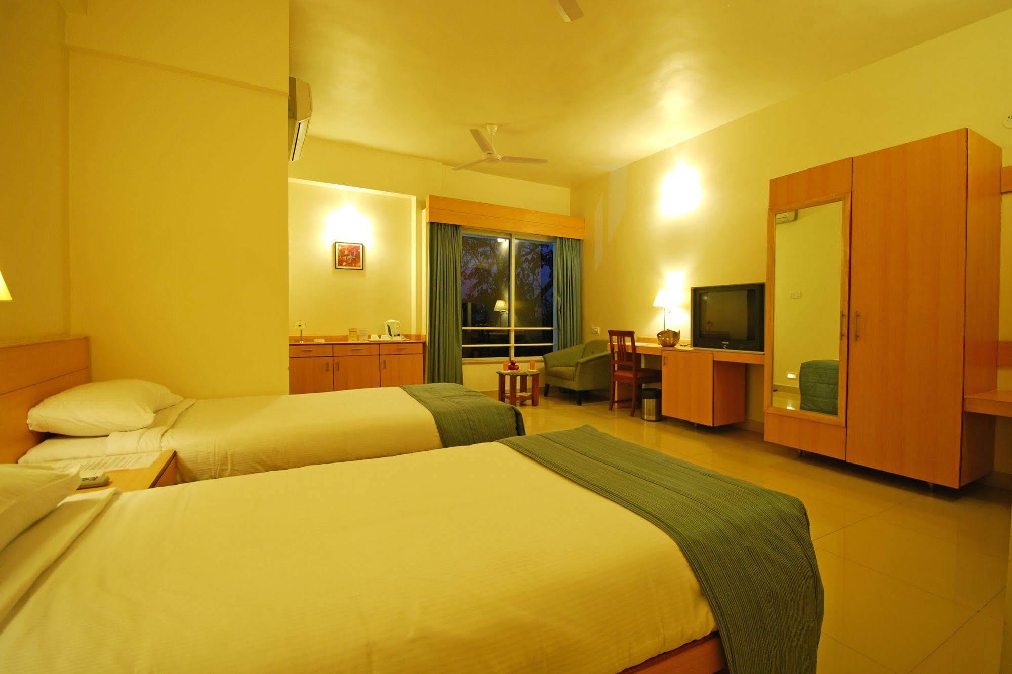 Hotel Phoenix Koregaon Park Пуна Экстерьер фото
