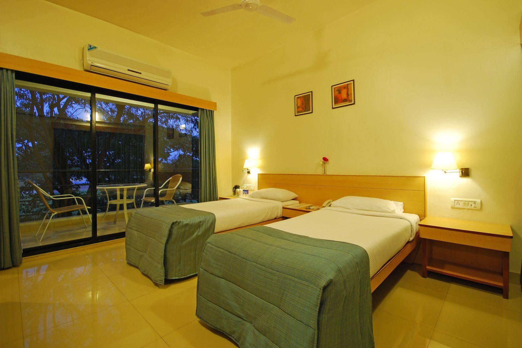 Hotel Phoenix Koregaon Park Пуна Экстерьер фото