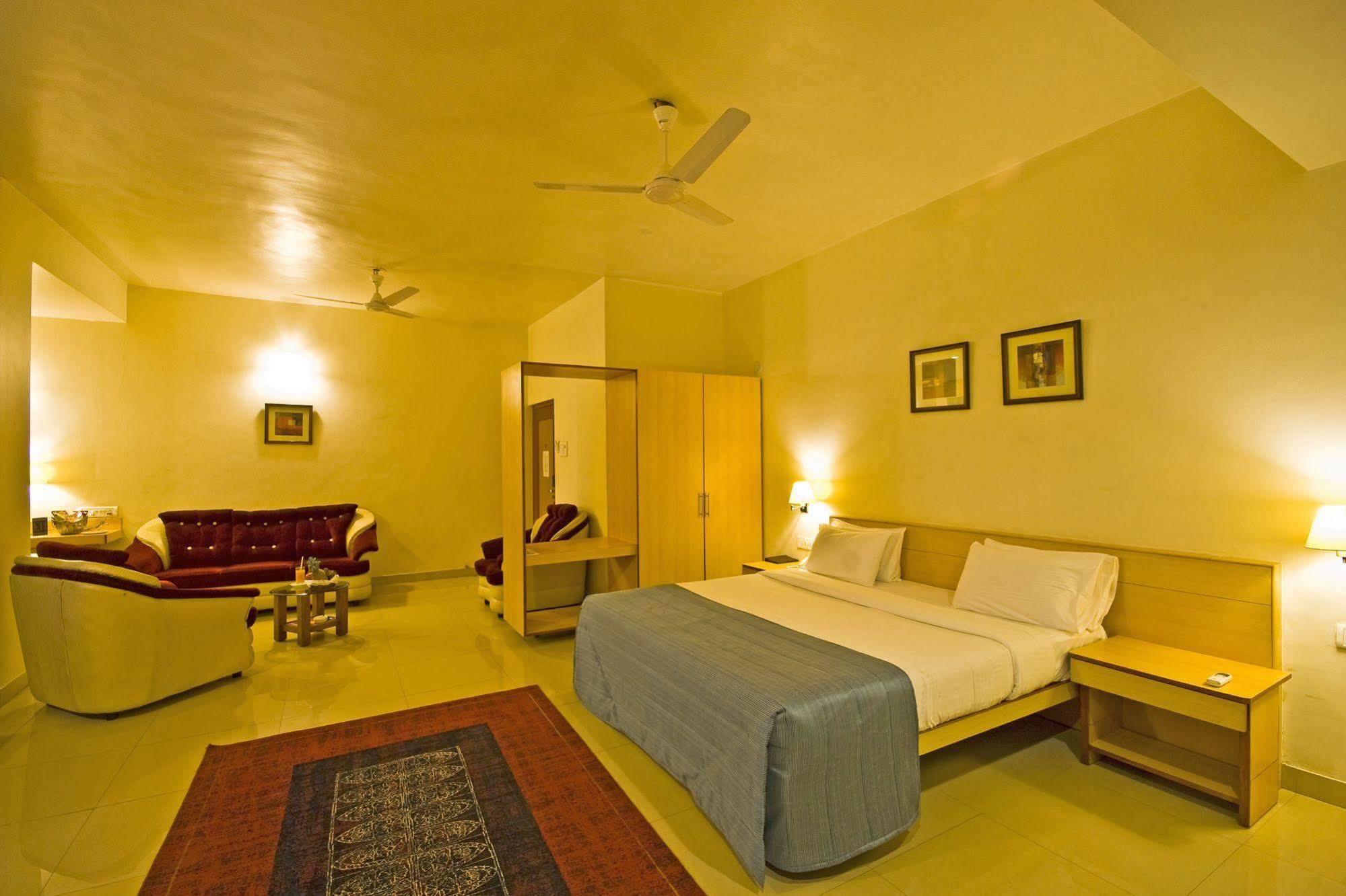 Hotel Phoenix Koregaon Park Пуна Экстерьер фото