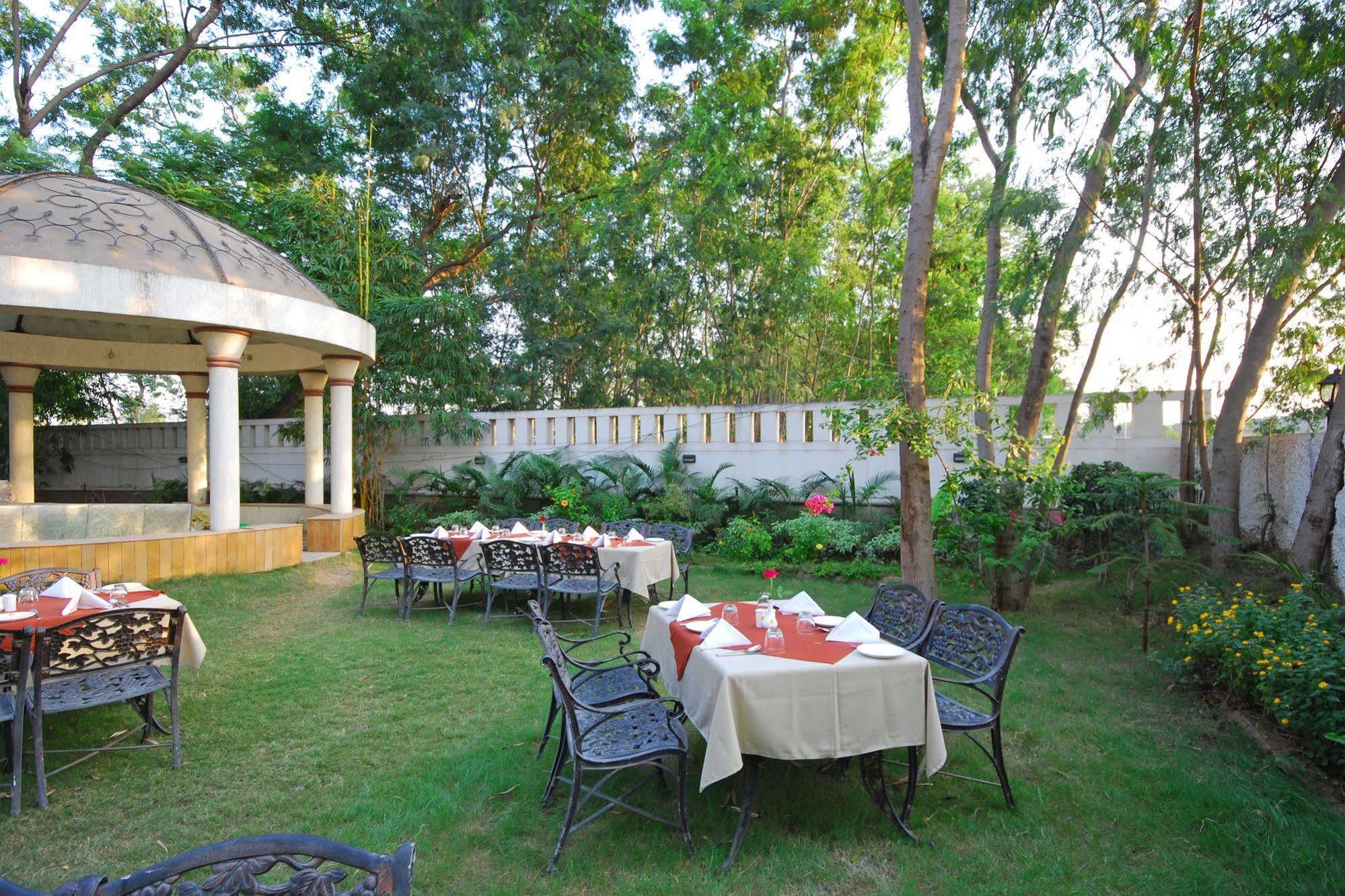 Hotel Phoenix Koregaon Park Пуна Экстерьер фото