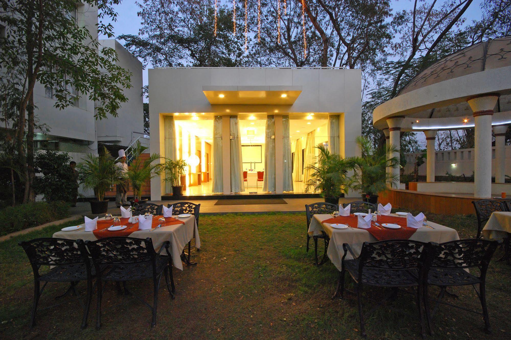 Hotel Phoenix Koregaon Park Пуна Экстерьер фото