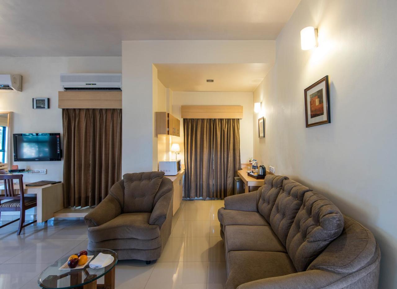 Hotel Phoenix Koregaon Park Пуна Экстерьер фото